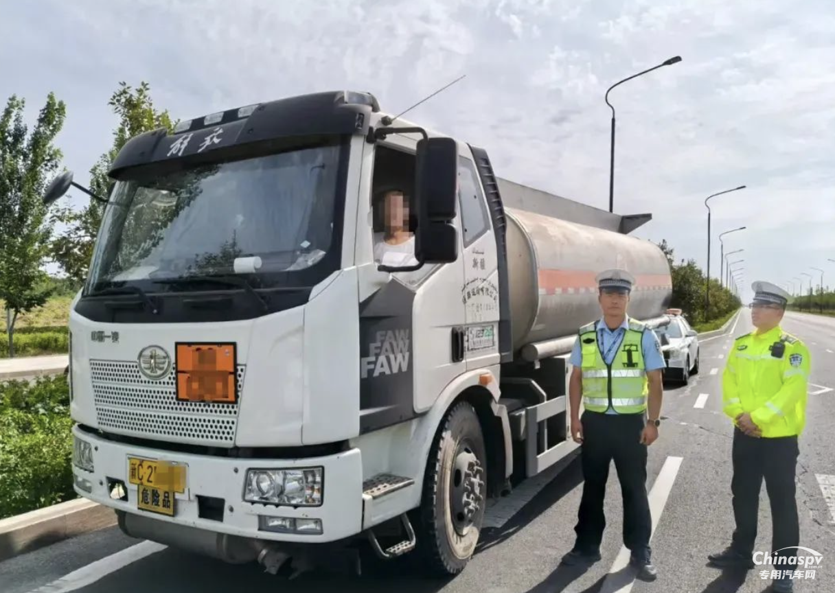 新疆查处押运员无证驾驶危化品车