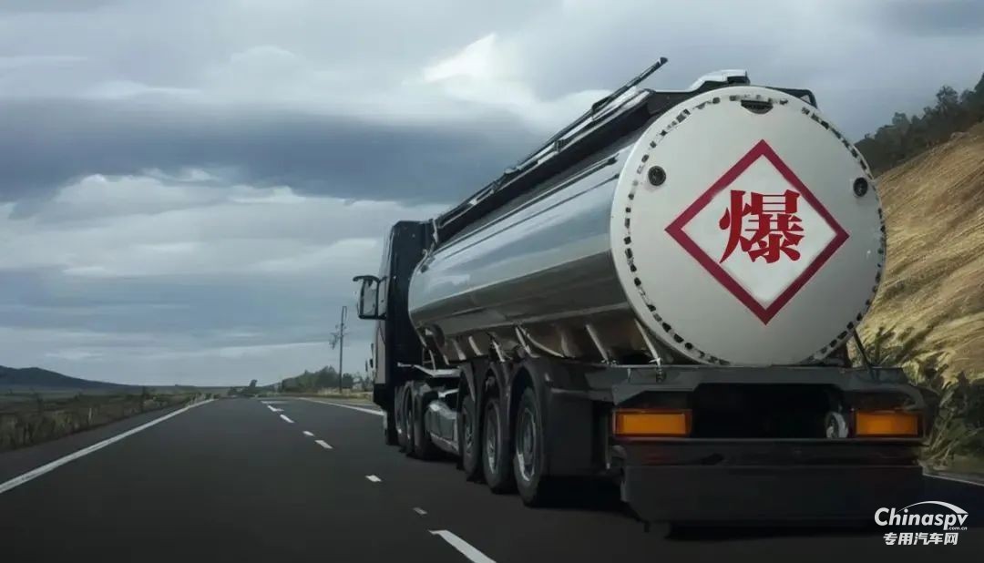 油罐车：多功能液体物质储存与运输工具