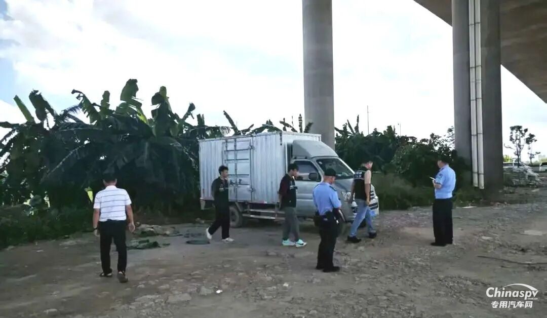广东东莞查获一非法“黑危化品车”及时消除安全隐患