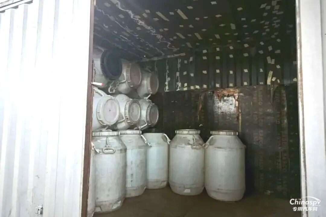 广东东莞查获一非法“黑危化品车”及时消除安全隐患