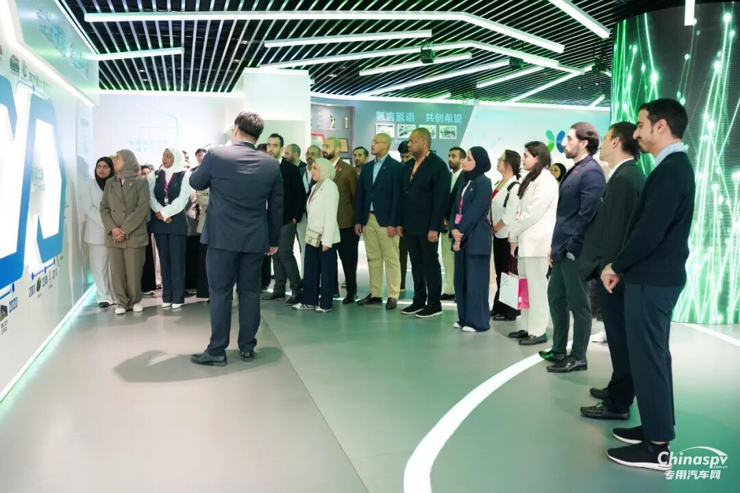 卡塔尔领导力中心代表团赴捷氢科技考察