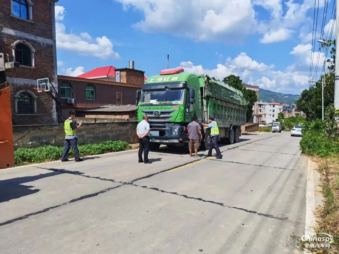 福建一厢式货车违法运输630公斤危险品被拦截