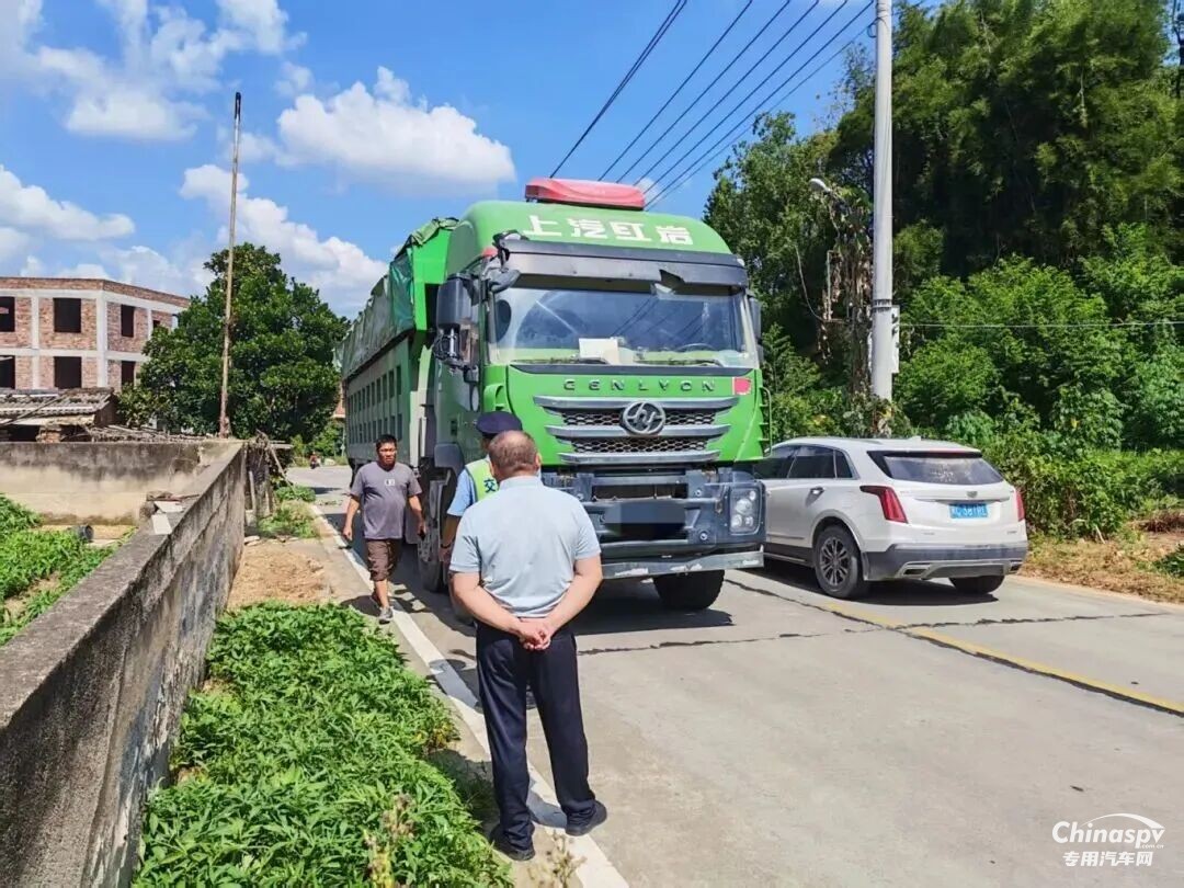 福建一厢式货车违法运输630公斤危险品被拦截