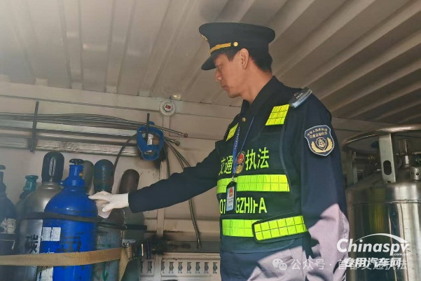 近日，北京市交通运输综合执法总队（下称总队）六支队集中组织开展危险化学品运输车辆安全检查行动，以“严、细、实”的工作举措，筑牢道路交通安全“防护网”。