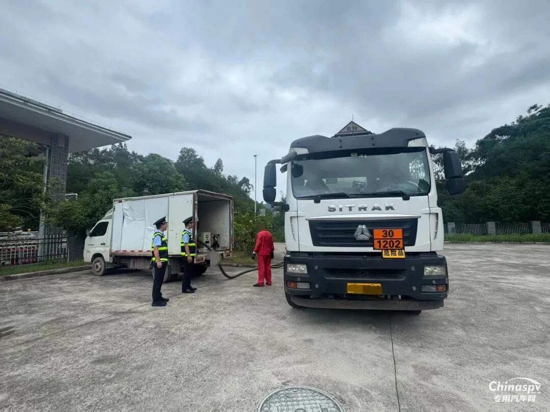 重庆当场查获非法运输柴油1000升