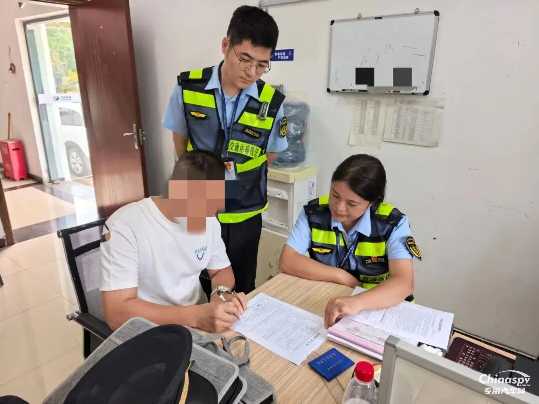 重庆当场查获非法运输柴油1000升