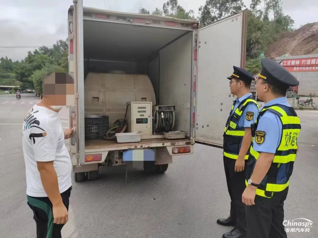 重庆当场查获非法运输柴油1000升