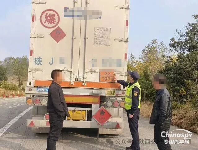 成都查获一故意撕毁危险品运输标志、违规运输天然气货车