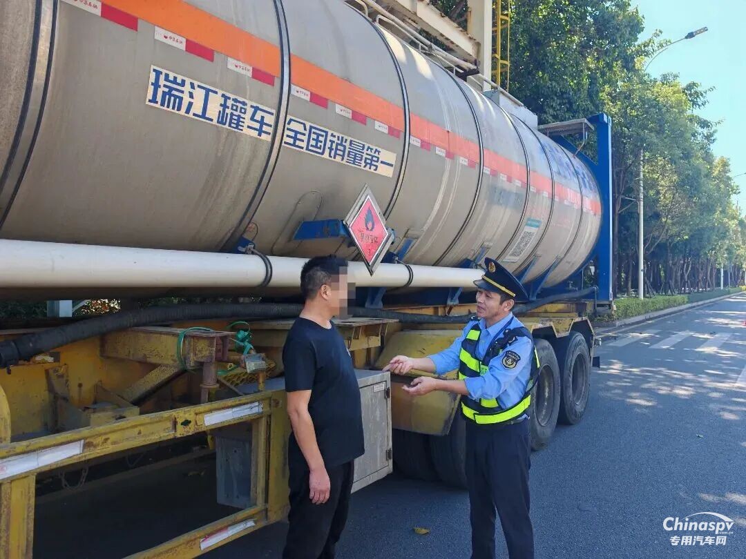 福建查获一危化品车驾驶员擅自运输普货