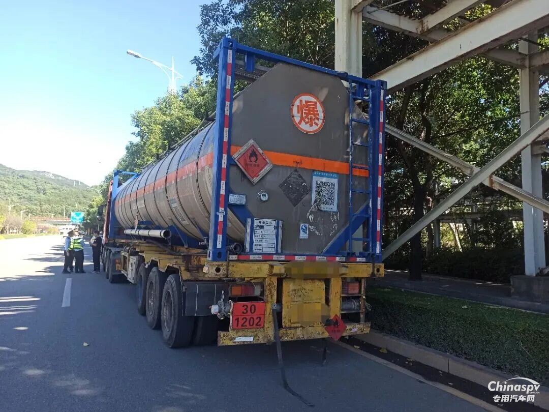 福建查获一危化品车驾驶员擅自运输普货