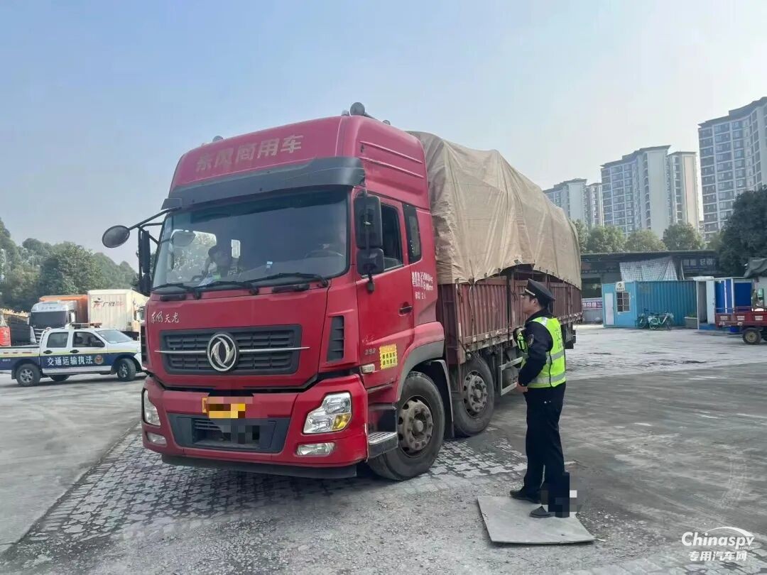 成都查获一无证运20吨危险品+超限+报废轮胎上路货车