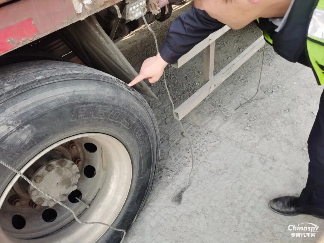 成都查获一无证运20吨危险品+超限+报废轮胎上路货车