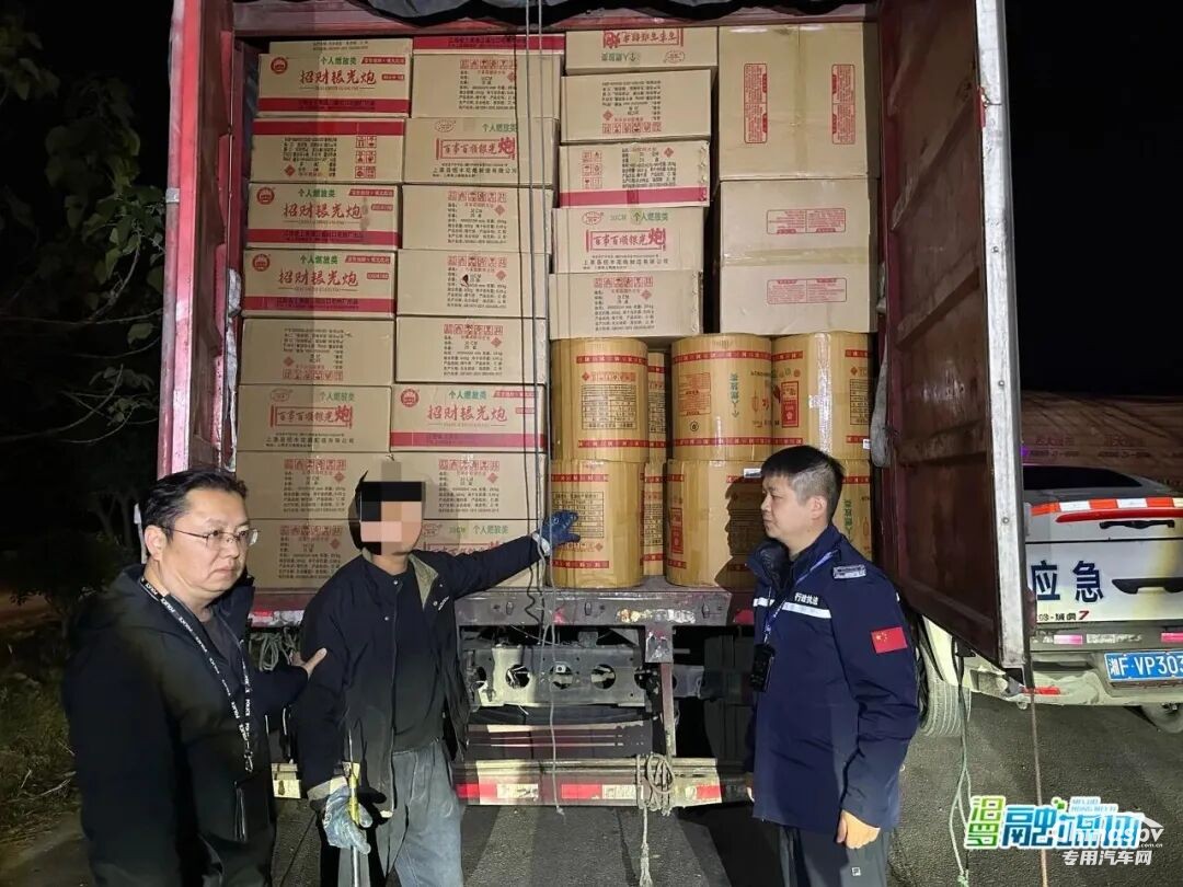 湖南查处一无证运输烟花爆竹案驾驶员被拘
