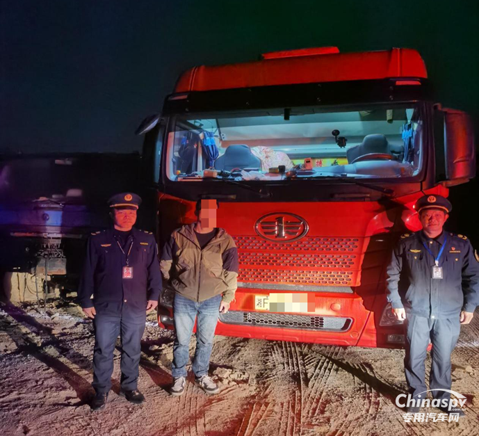 2025年12月8日晚，岳阳市交通运输综合行政执法支队云溪大队根据群众举报线索，在G107胜利小区路段开展夜间突击执法，成功查获一辆非法运输烟花爆竹的普通厢式货车。