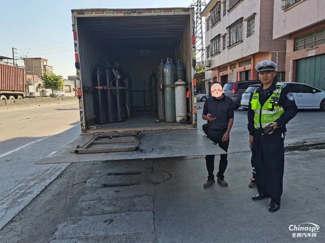 广东江门查获一非法运输危化品轻型货车