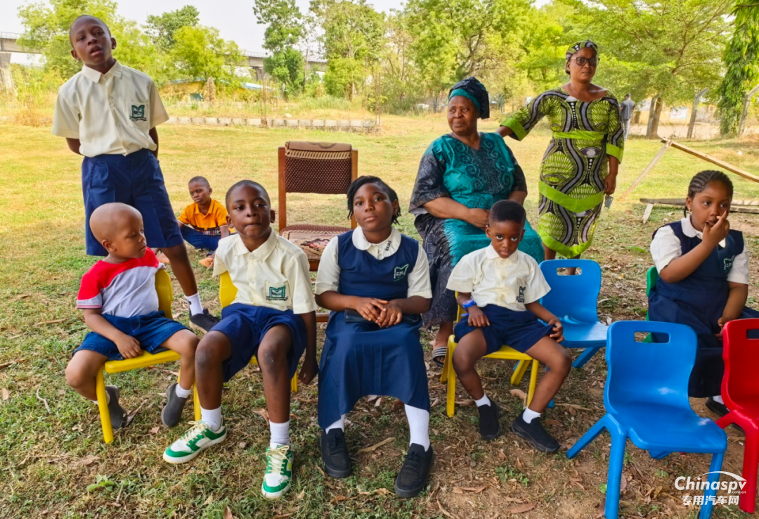 玉柴向尼日利亚小学捐赠教学物资