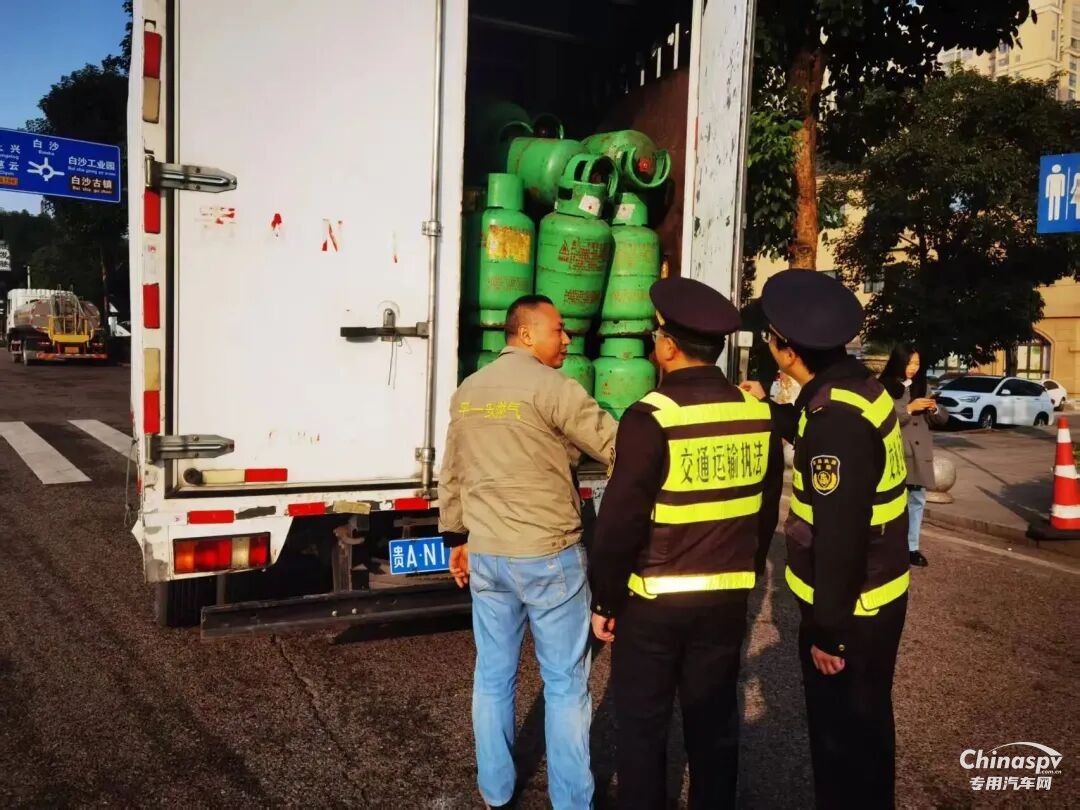 重庆查获一厢式货车装载240罐废旧液化气罐