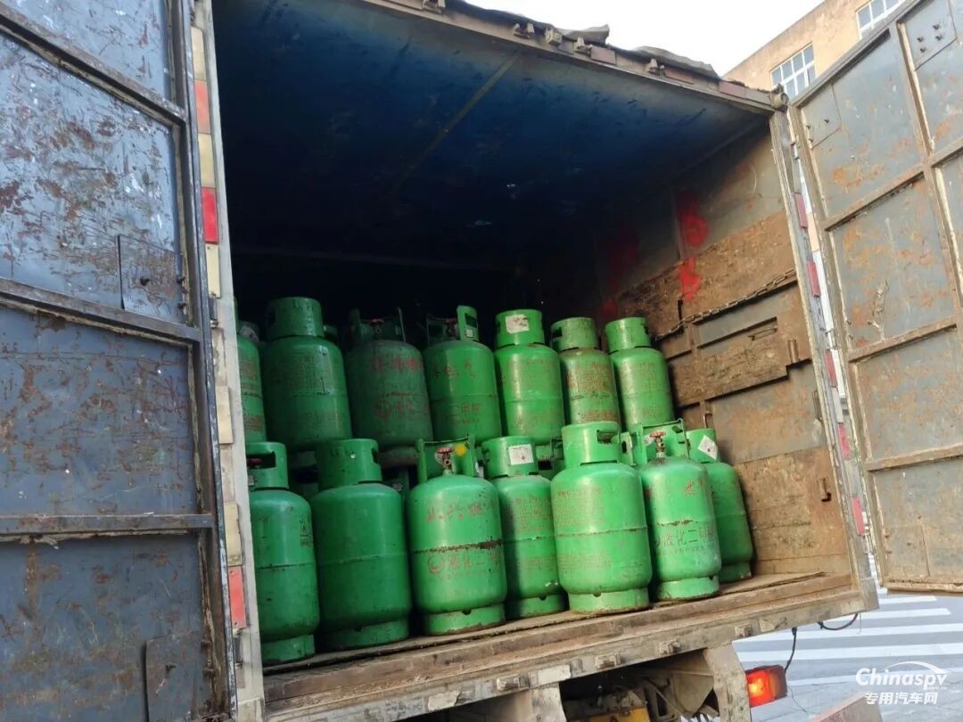 重庆查获一厢式货车装载240罐废旧液化气罐