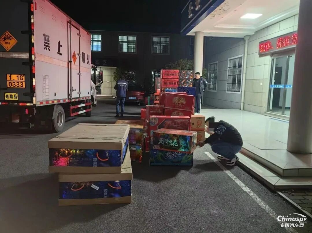 安徽一司机非法运输烟花爆竹被拘