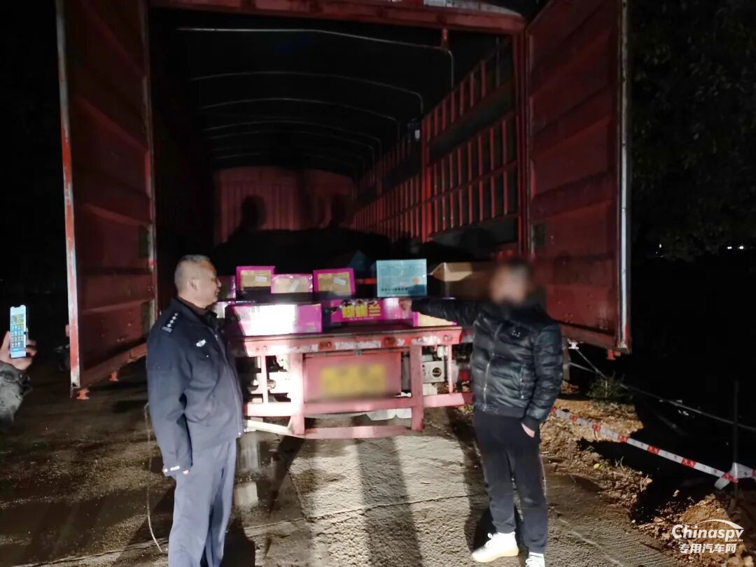 福建查获一货车非法运载烟花爆竹被拘留