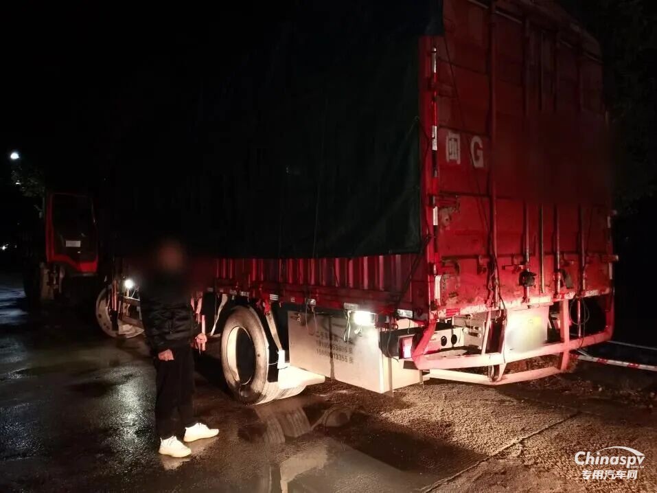 福建查获一货车非法运载烟花爆竹被拘留