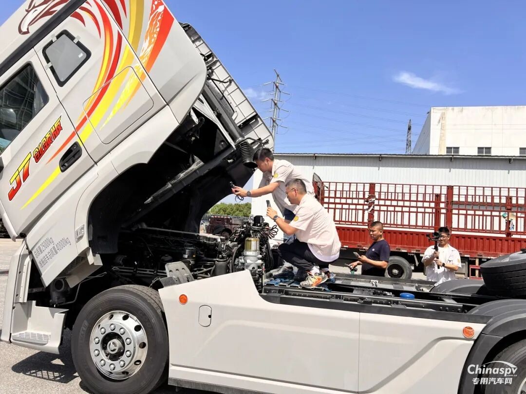 2025年,事业部斩获亮眼传播成果,网宣红人短视频总传播量破1.26亿次,既守住宣传严谨性,又让品牌声量成功“破圈”。