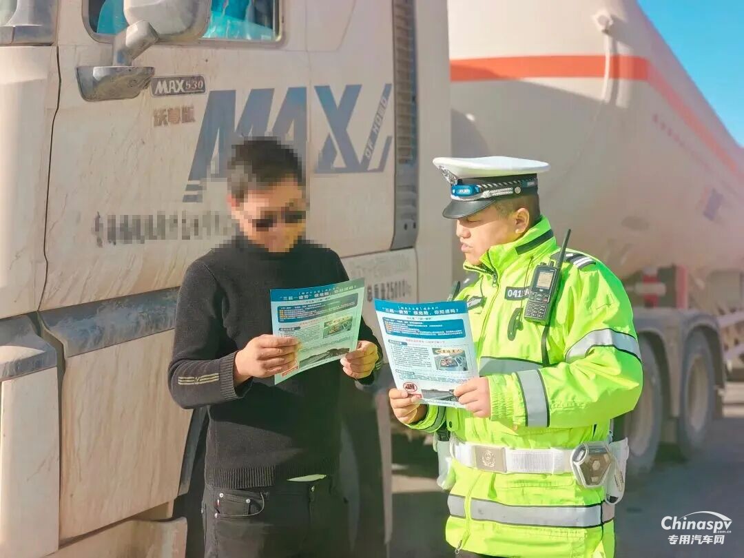 青海格尔木开展物流园周边危化品车辆违停整治