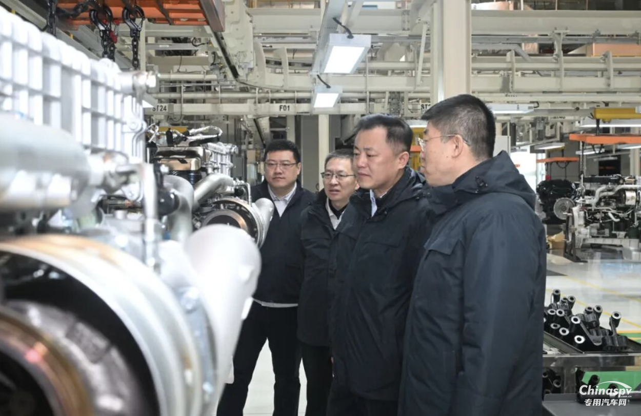 一汽解放党委委员、副总经理王志宇到解放动力总成事业部大柴工厂调研慰问