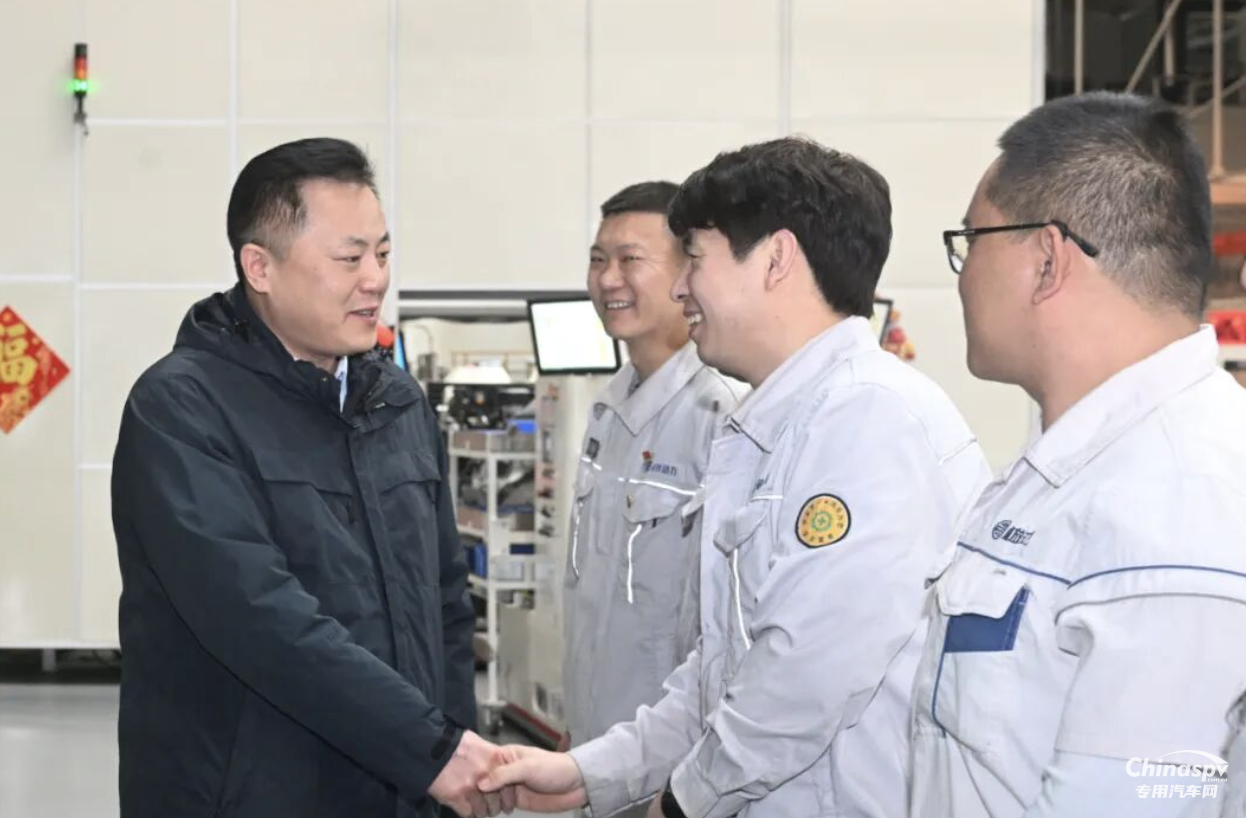 一汽解放党委委员、副总经理王志宇到解放动力总成事业部大柴工厂调研慰问