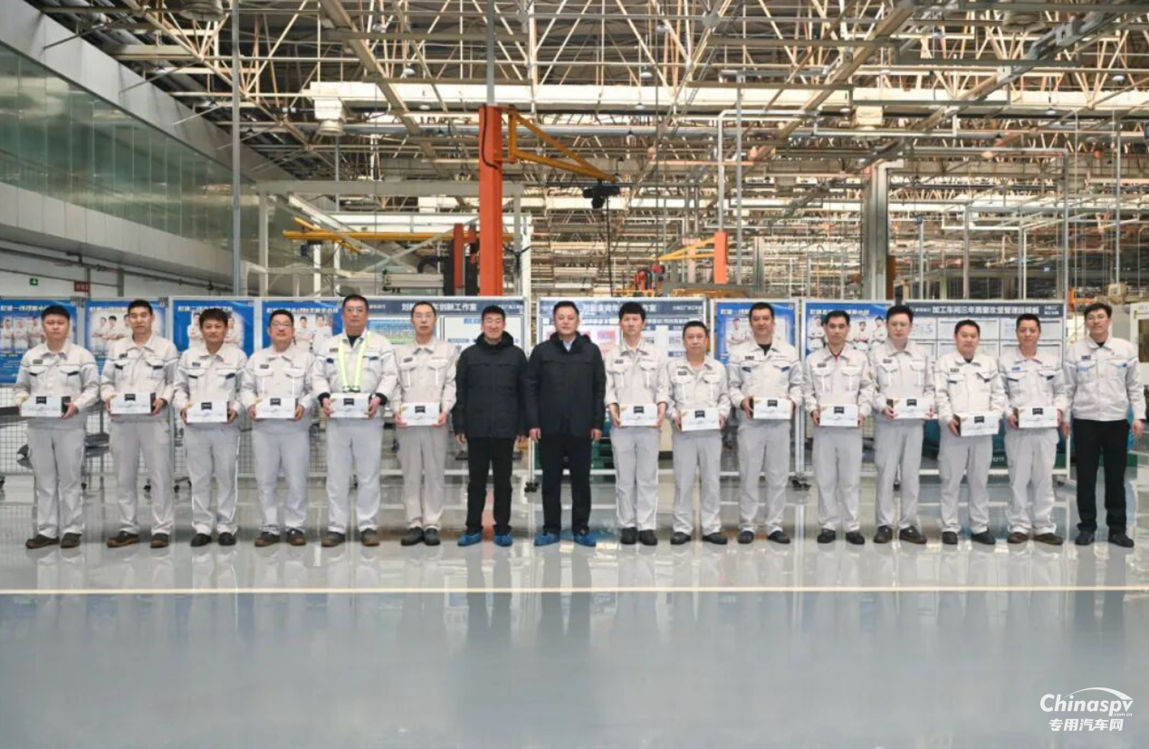 一汽解放党委委员、副总经理王志宇到解放动力总成事业部大柴工厂调研慰问