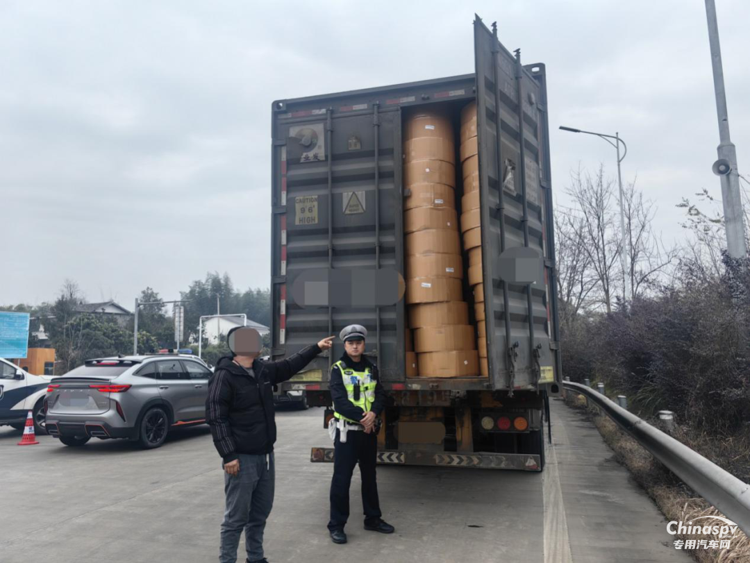 重庆查获一摘掉危化品标志、车辆还超宽违规危化车辆