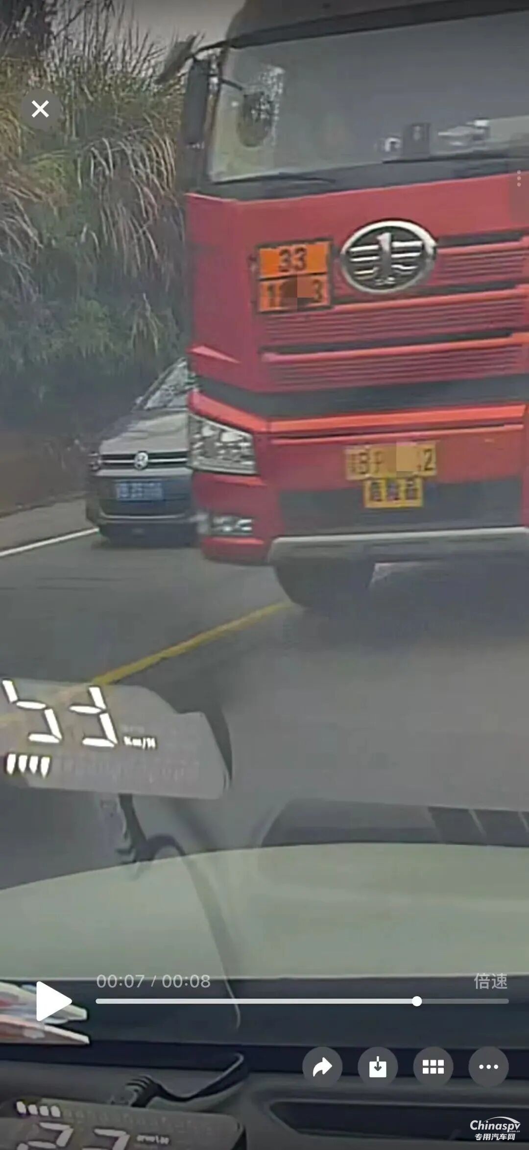 江西赣州一车主举报一危化品车辆违规超车