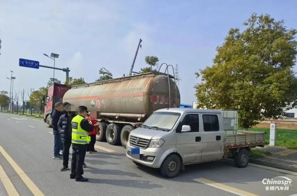 湖北查获一危化品车擅自给无证货车转运作业