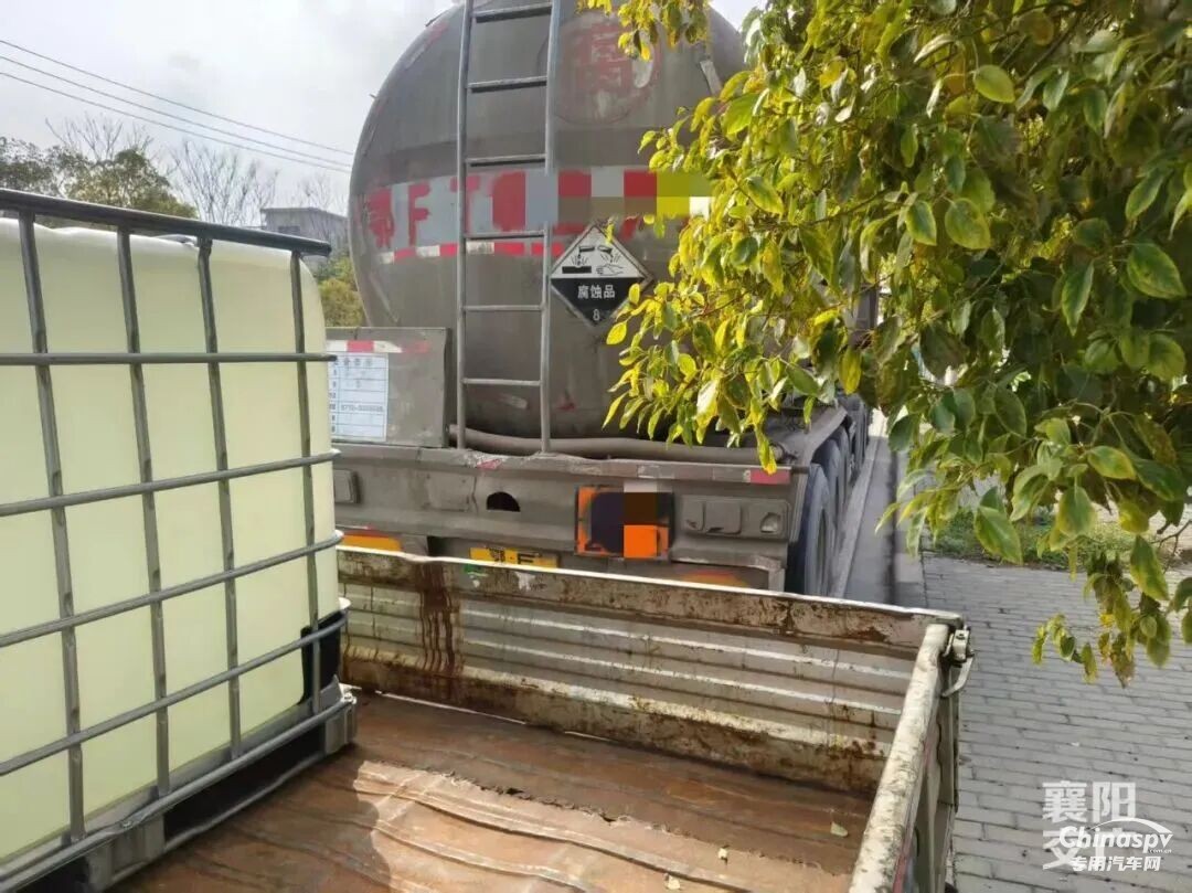 湖北查获一危化品车擅自给无证货车转运作业