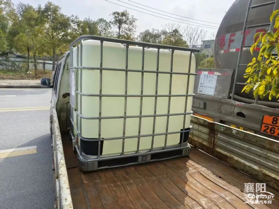 湖北查获一危化品车擅自给无证货车转运作业