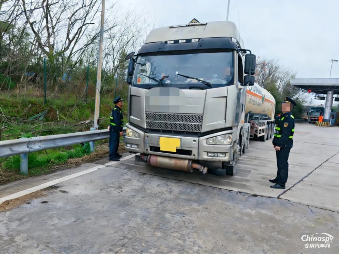 危货运输“耍小聪明”长沙交通执法当场查处