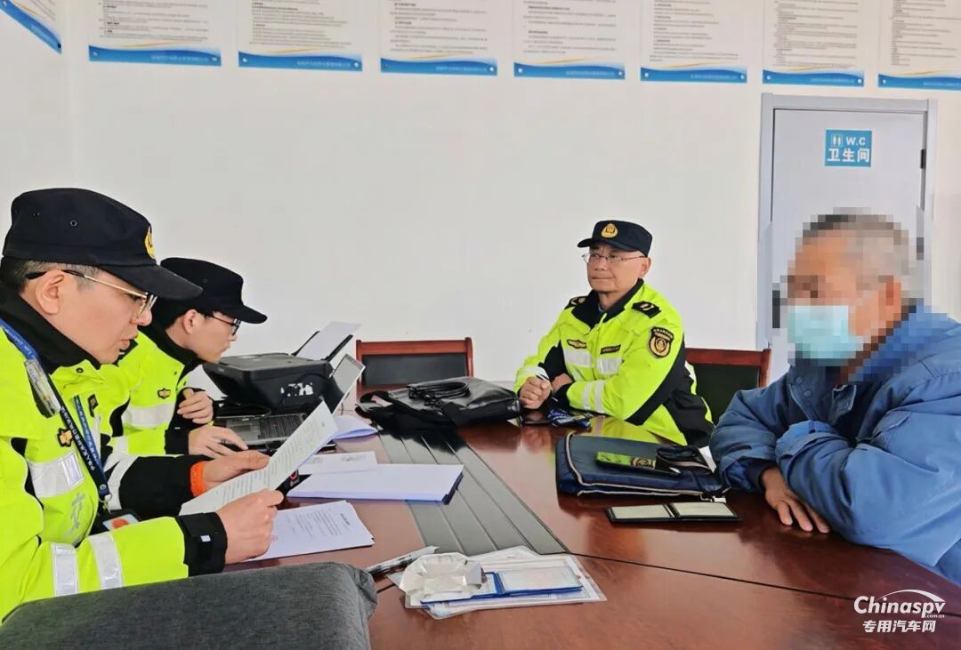 江苏盐城查获三辆危化品车安全卡“过期”