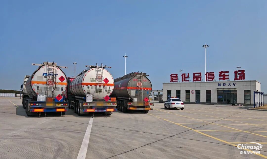 江苏盐城查获三辆危化品车安全卡“过期”