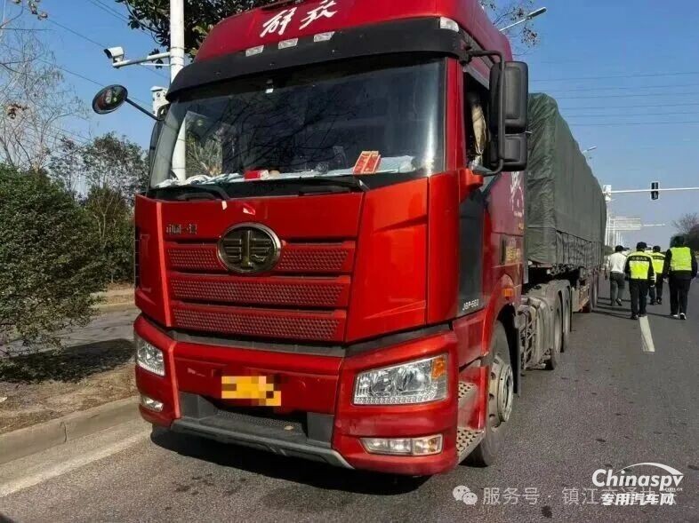 江苏镇江无人机精准查获违规运输危化品车