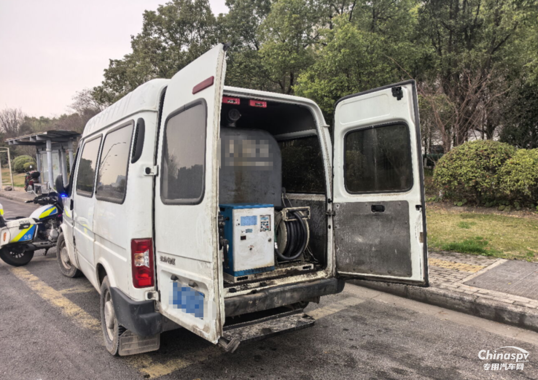 南通一非法流动加油车被交警当场查获