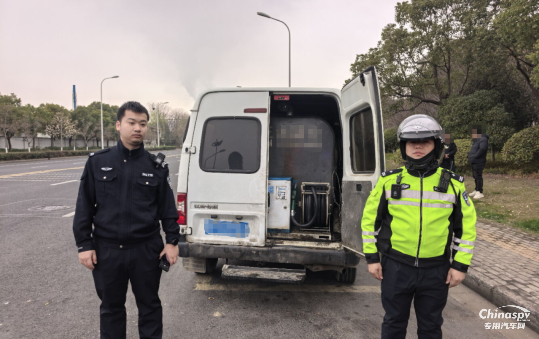 南通一非法流动加油车被交警当场查获