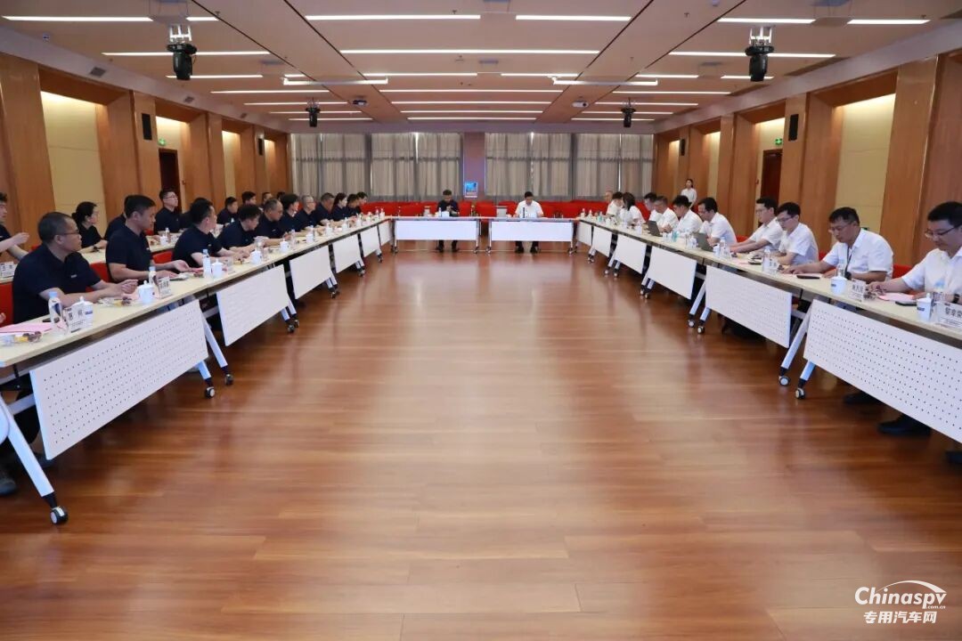 陕汽商用车党委委员、纪委书记许可带领经销商团队走进玉柴