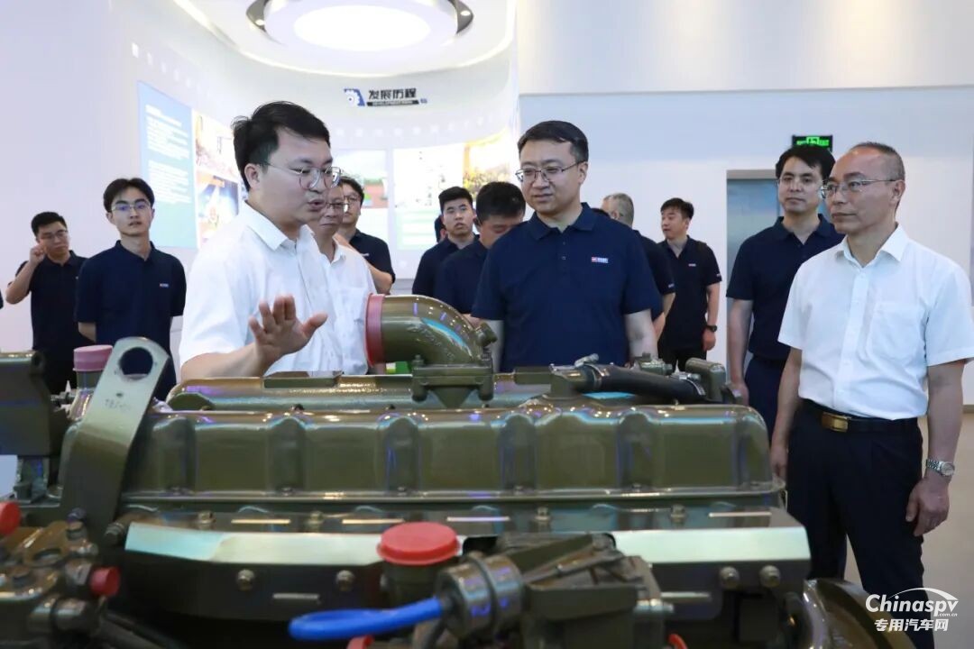 陕汽商用车党委委员、纪委书记许可带领经销商团队走进玉柴