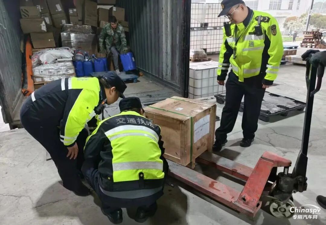 江苏查处一货车混装运输危险货物违法行为