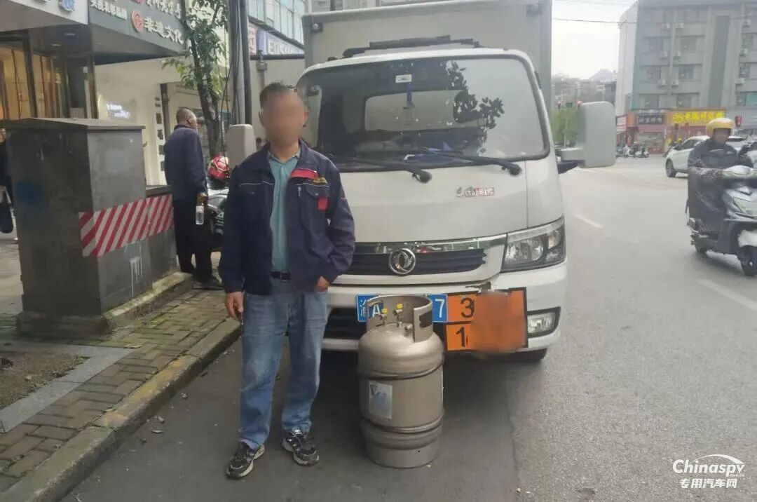 贵阳查处一危化品车遮挡号牌