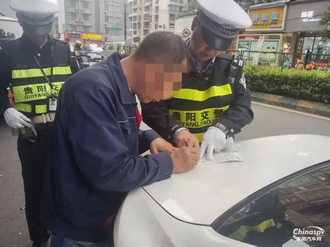 贵阳查处一危化品车遮挡号牌