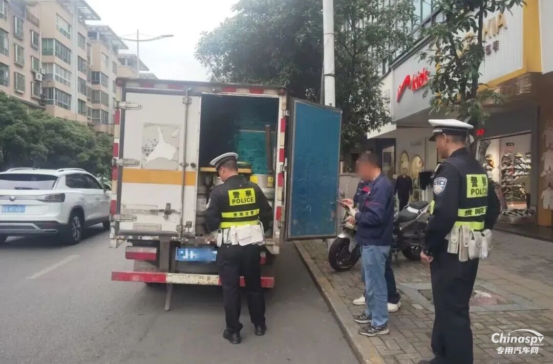 贵阳查处一危化品车遮挡号牌