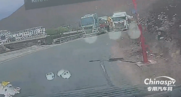 西藏一辆危化品车辆逆行被举报，昌都交警