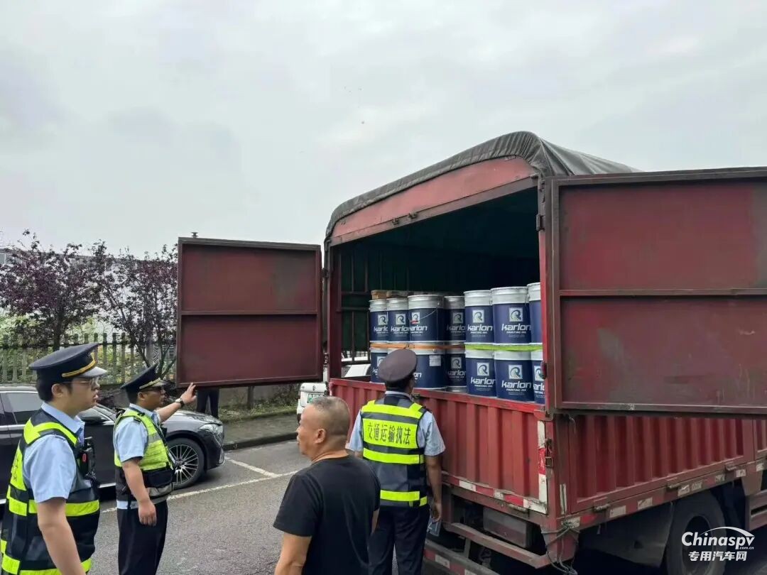重庆2起货车无证承运危险货物受罚