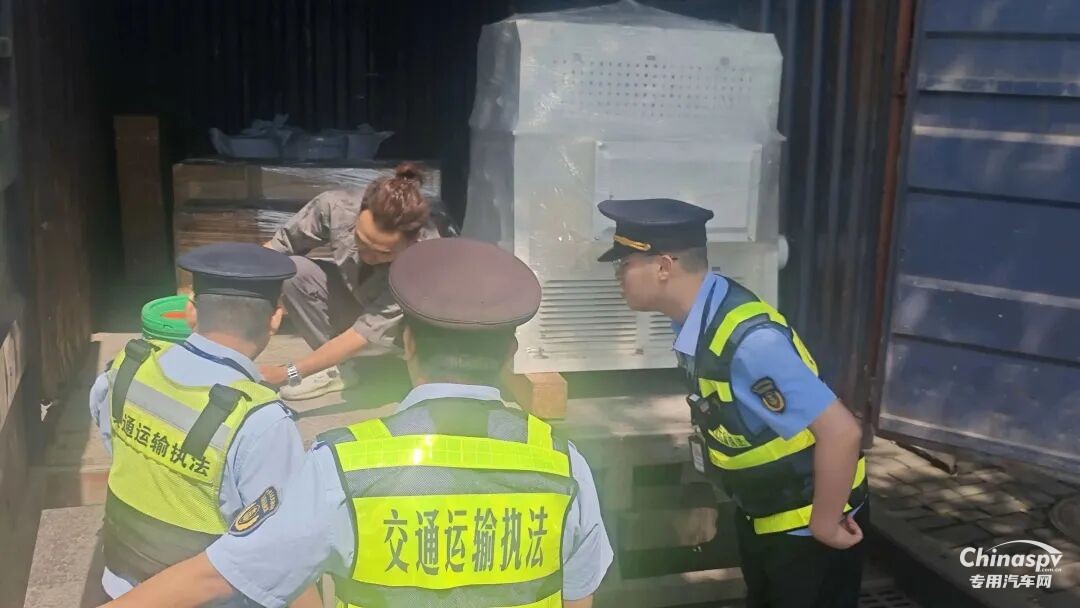 重庆2起货车无证承运危险货物受罚